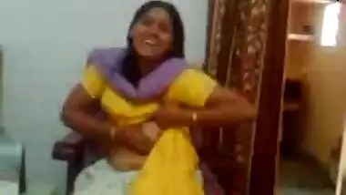 Matured bhabhi giving a boobs show to her devar