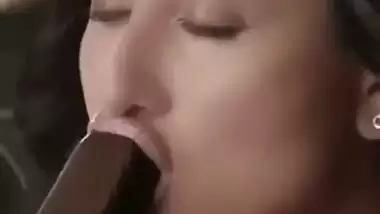 ???? Kareena Kapoor Loves Licking Suckin her Chocolate Ice Lolly