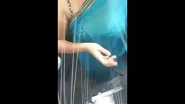 Bhabhi exposing her naked figure during a bath