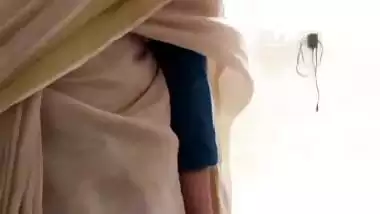Young desi nude girl strips down her saree on camera